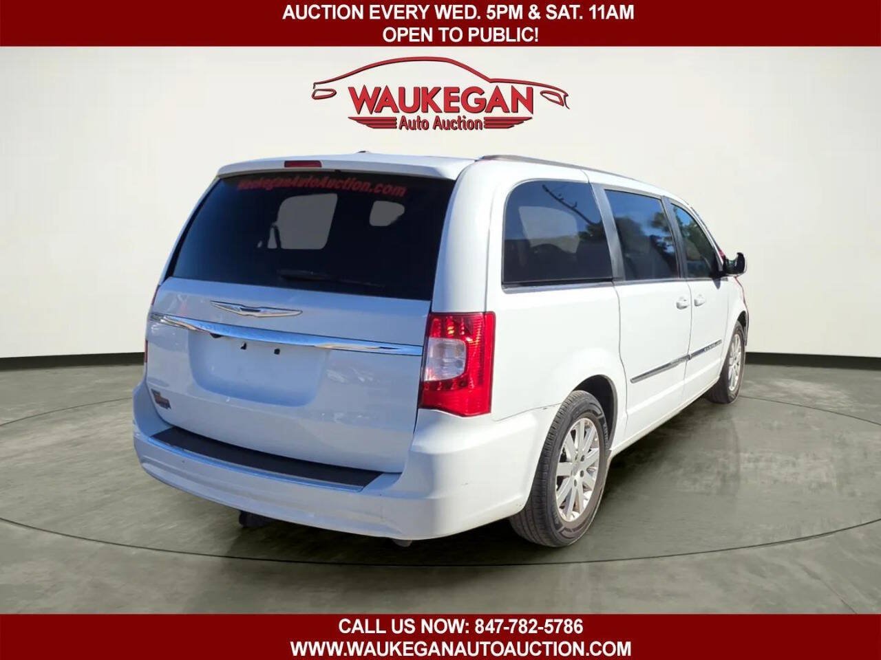 Used 2016 Chrysler Town & Country Touring FWD image 3