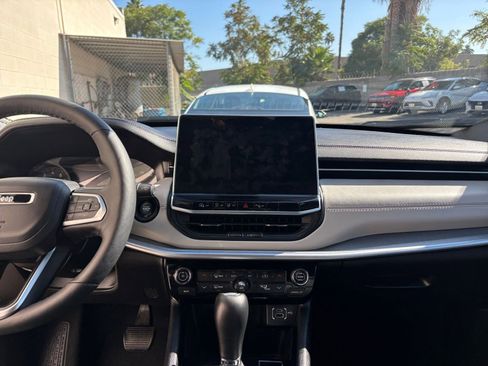 Used 2025 Jeep Compass Limited image 18