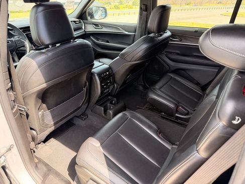Used 2024 Jeep Grand Cherokee L Limited w/ Luxury Tech Group II AWD/4WD image 29