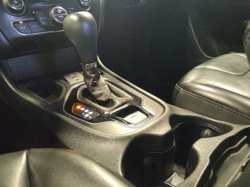 Used 2019 Jeep Cherokee Latitude Plus FWD image 26