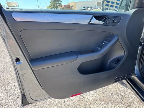 Used 2017 Volkswagen Jetta SE image 12