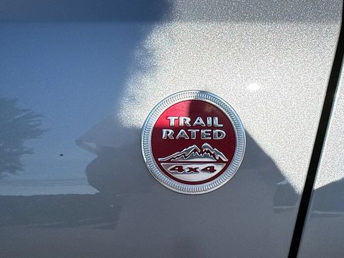Used 2017 Jeep Grand Cherokee Trailhawk AWD/4WD image 23