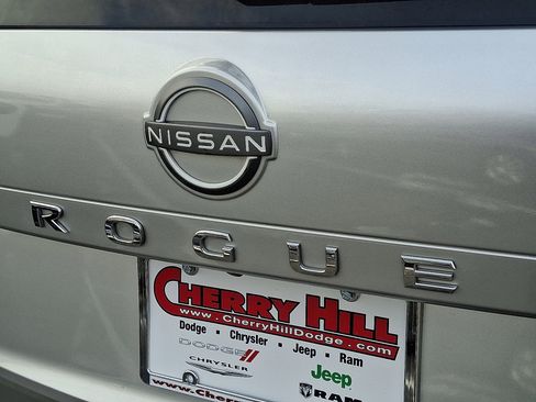 Used 2023 Nissan Rogue SV image 17