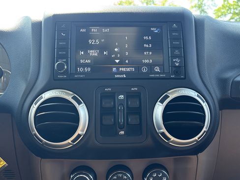 Used 2017 Jeep Wrangler Unlimited Sahara w/ Connectivity Group AWD/4WD image 20