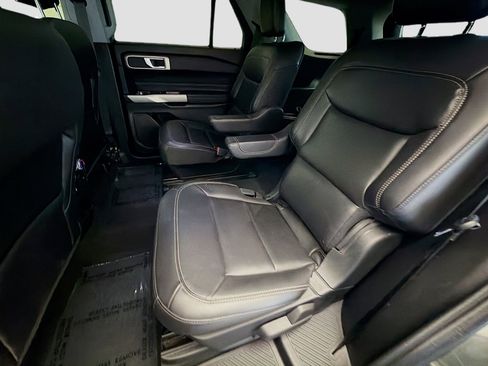 Used 2022 Ford Explorer XLT w/ Equipment Group 202A AWD/4WD image 18