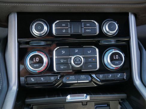 Used 2022 GMC Yukon XL Denali AWD/4WD image 21