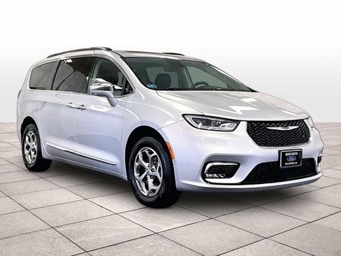 Used 2022 Chrysler Pacifica Limited AWD/4WD image 2