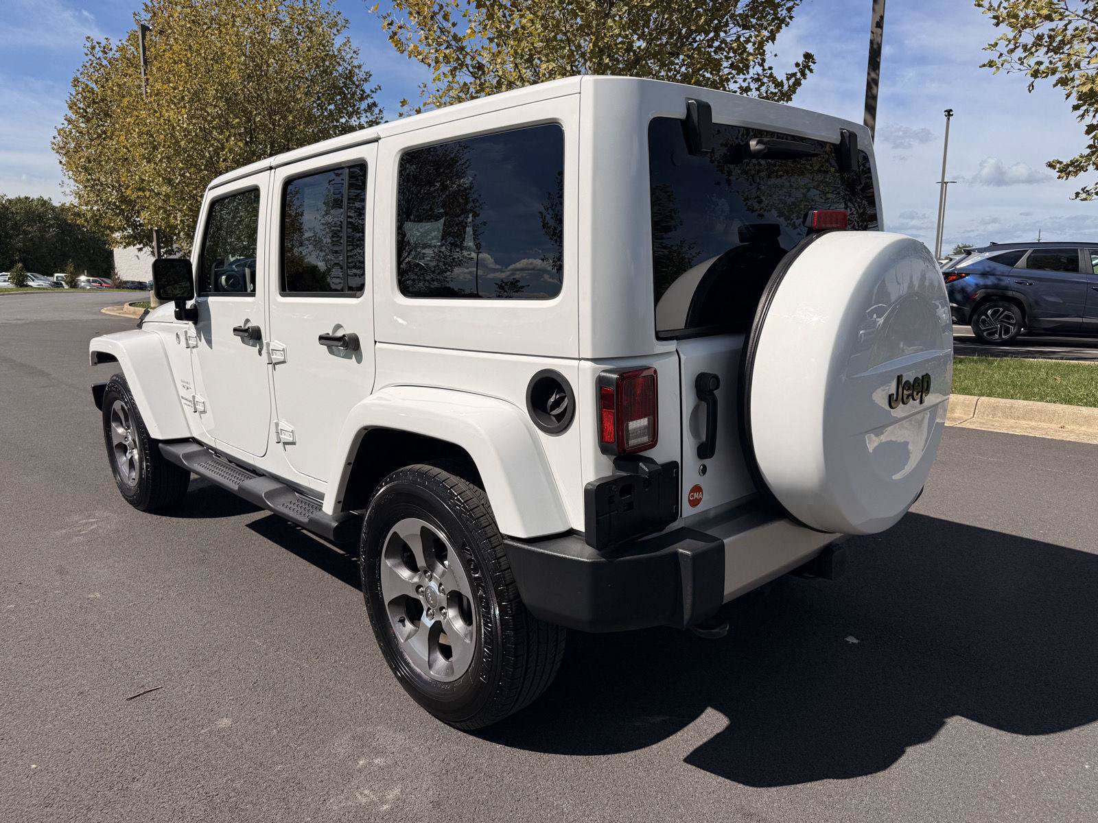 Used 2018 Jeep Wrangler Unlimited Sahara w/ Connectivity Group AWD/4WD image 7