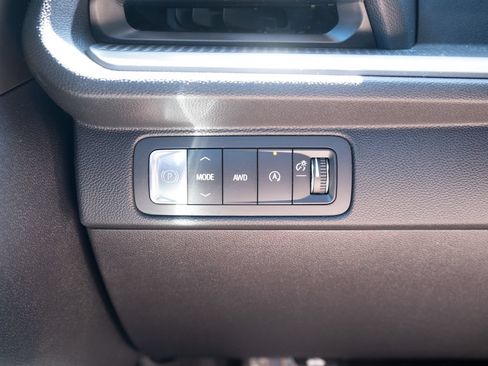 Used 2025 Chevrolet Traverse LT w/ Driver Confidence Package AWD/4WD image 9