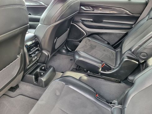 Used 2022 Jeep Grand Cherokee L Laredo image 8