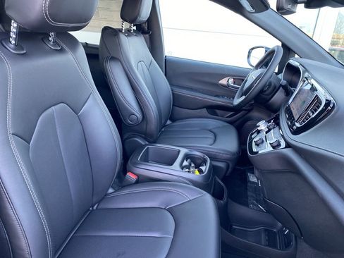 New 2026 Chrysler Pacifica Select image 9