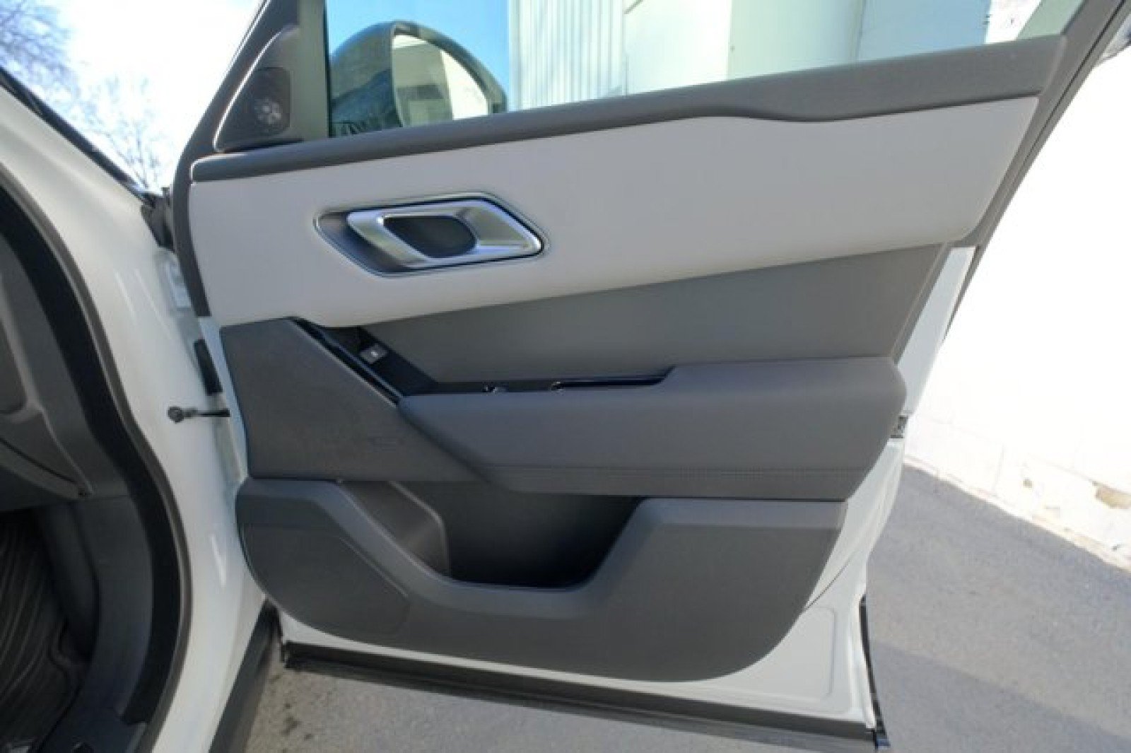 Used 2025 Land Rover Range Rover Velar Dynamic SE AWD/4WD image 18