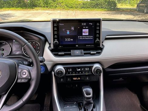 Used 2022 Toyota RAV4 XLE Premium AWD/4WD image 9