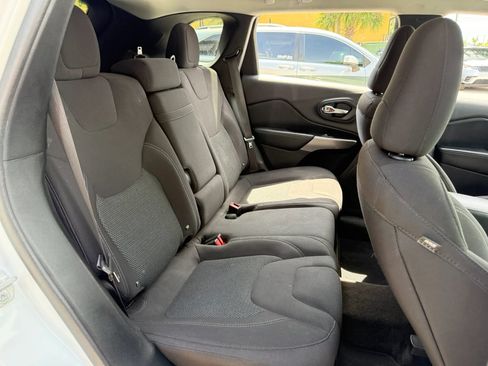 Used 2019 Jeep Cherokee Latitude w/ Popular Appearance Group FWD image 15