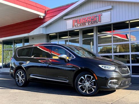 Used 2021 Chrysler Pacifica Pinnacle image 1