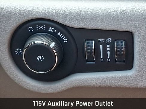 Used 2021 Chrysler Pacifica Limited w/ Uconnect Theater Family Group FWD image 28