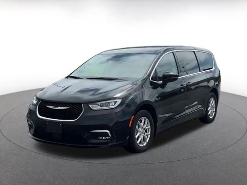 Used 2024 Chrysler Pacifica Touring-L image 7