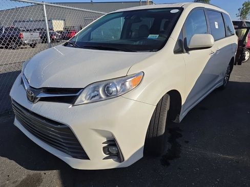 Used 2018 Toyota Sienna XLE Premium FWD image 1