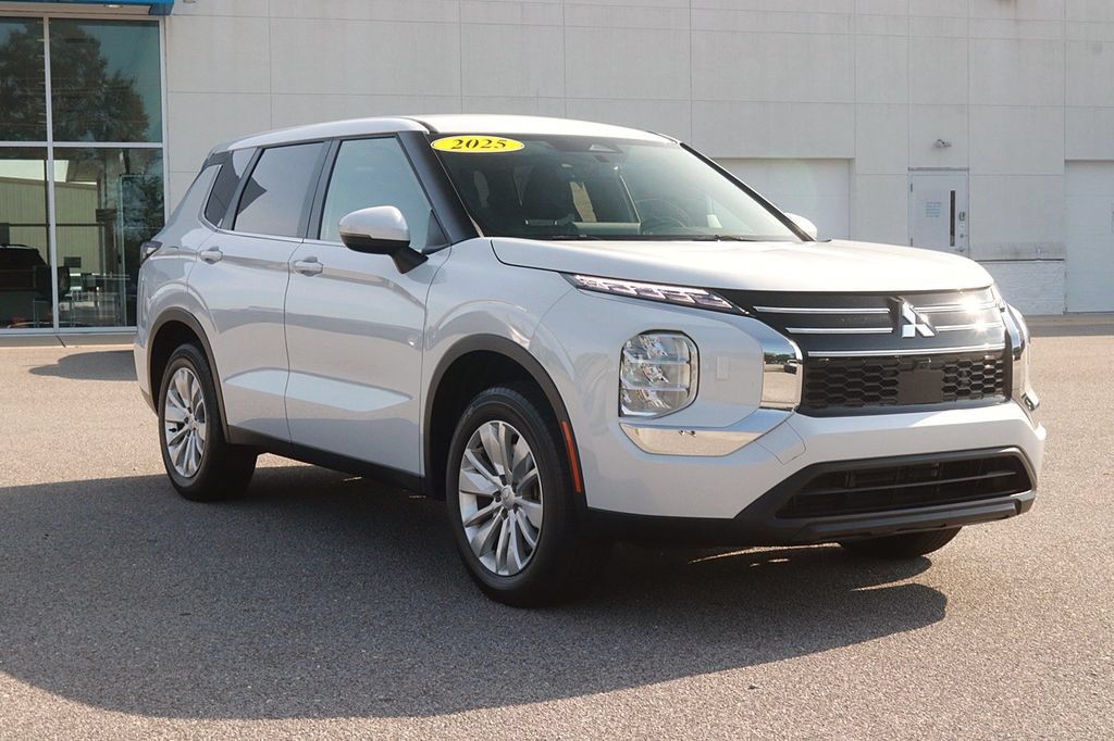 Used 2025 Mitsubishi Outlander ES AWD/4WD image 3