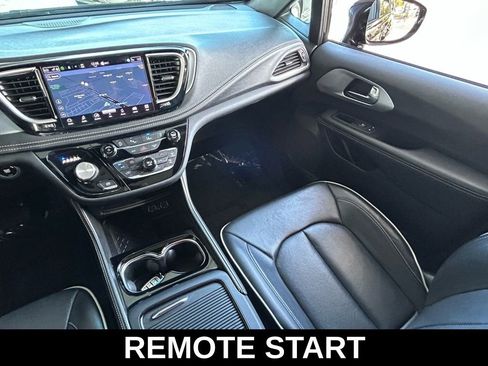 Used 2025 Chrysler Pacifica Limited image 11