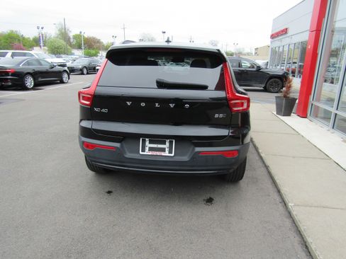 Used 2024 Volvo XC40 B5 Plus AWD/4WD image 6