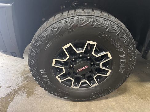 Used 2025 GMC Sierra 2500 AT4X image 7