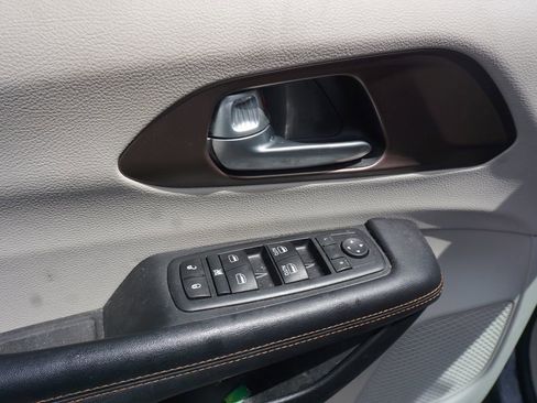 Used 2017 Chrysler Pacifica Touring-L w/ Tire & Wheel Group FWD image 3