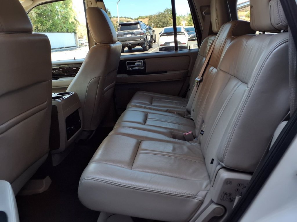 Used 2015 Lincoln Navigator 2WD image 20