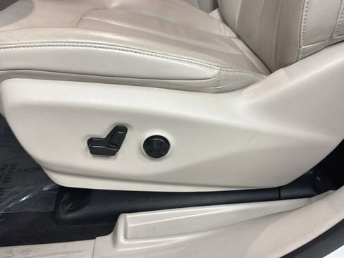 Used 2021 Chrysler Pacifica Touring-L FWD image 21