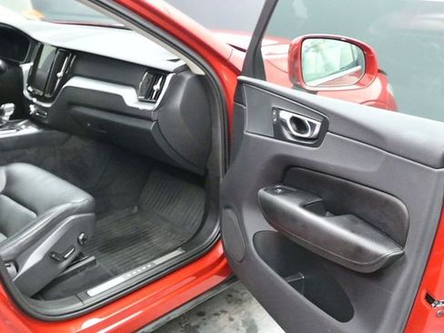 Used 2018 Volvo XC60 T5 Momentum w/ Convenience Package image 11