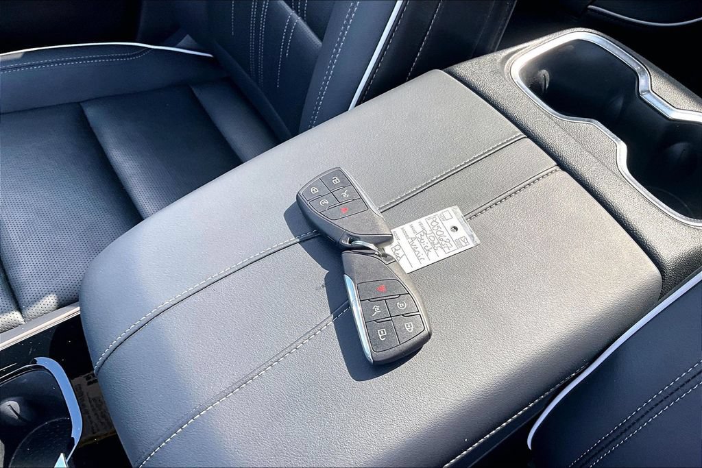 Used 2025 Buick Enclave Avenir w/ Super Cruise Package FWD image 10