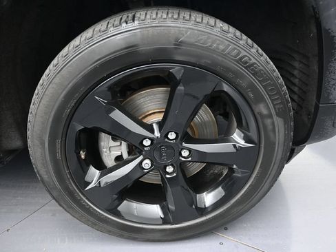 Used 2023 Jeep Grand Cherokee L Laredo RWD image 9