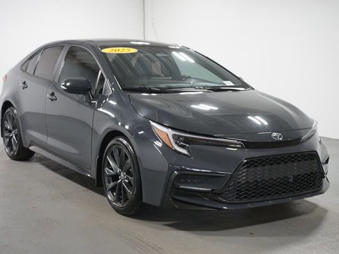 Certified 2025 Toyota Corolla SE image 3