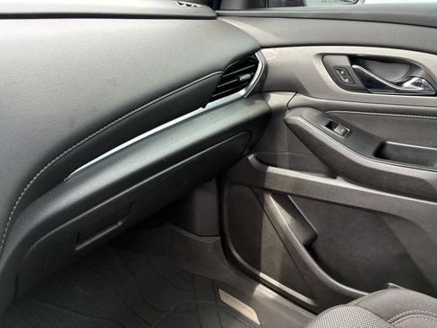 Used 2023 Chevrolet Traverse LT FWD image 37