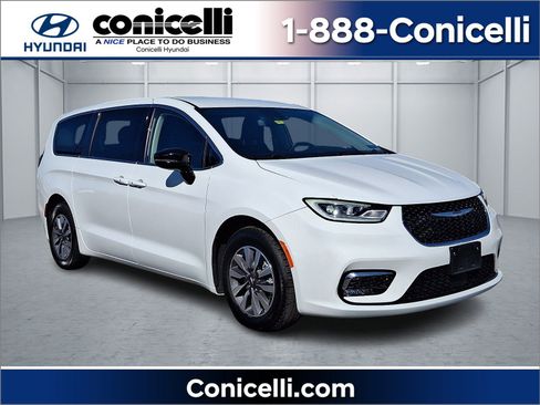 Used 2024 Chrysler Pacifica Limited FWD image 1