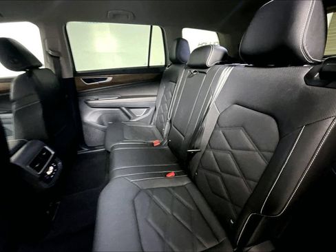 Used 2025 Volkswagen Atlas SE FWD image 21
