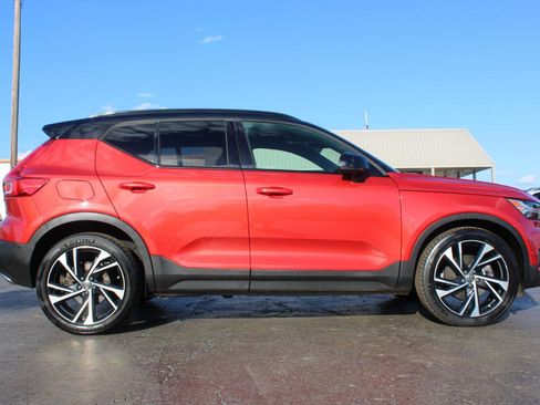 Used 2019 Volvo XC40 T5 R-Design image 3