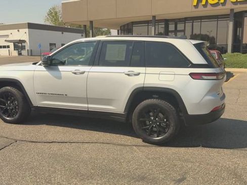 Used 2024 Jeep Grand Cherokee Altitude AWD/4WD image 6