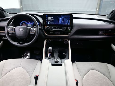 Used 2025 Toyota Grand Highlander AWD Hybrid image 18