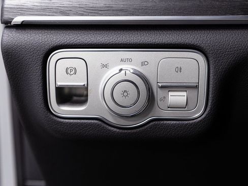 Certified 2025 Mercedes-Benz GLE 450e 4MATIC w/ AMG Line Interior image 9