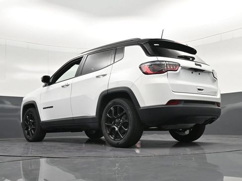 Used 2022 Jeep Compass Latitude FWD image 27
