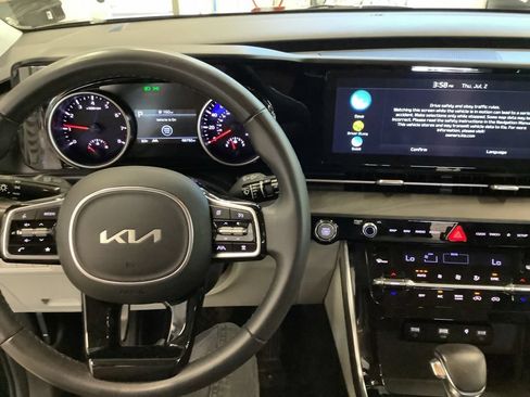 Certified 2023 Kia Carnival EX FWD image 9