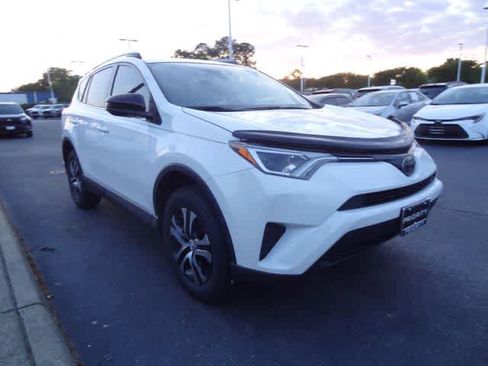 Used 2017 Toyota RAV4 LE FWD image 3