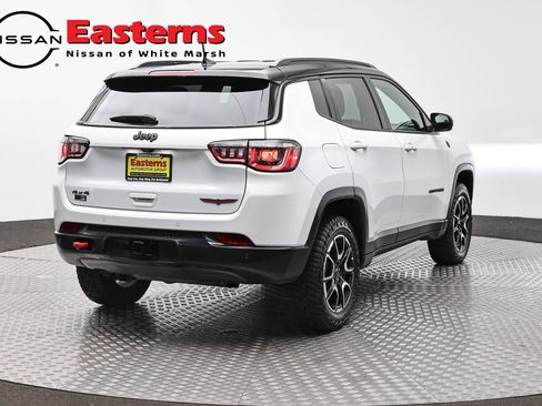 Used 2025 Jeep Compass Trailhawk w/ Trailer Tow Group AWD/4WD image 5