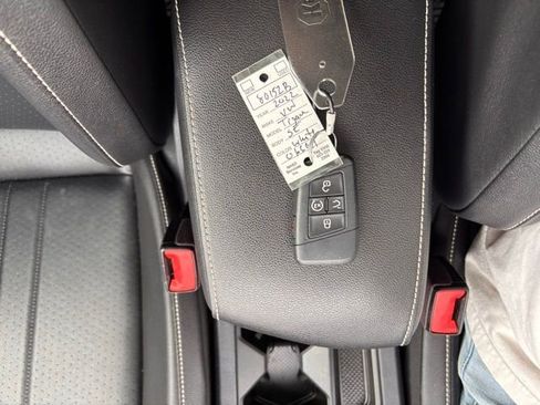 Used 2022 Volkswagen Tiguan SE R-Line image 28