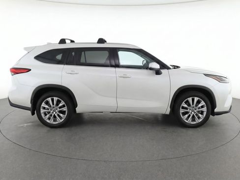 Used 2023 Toyota Highlander Limited AWD/4WD image 8