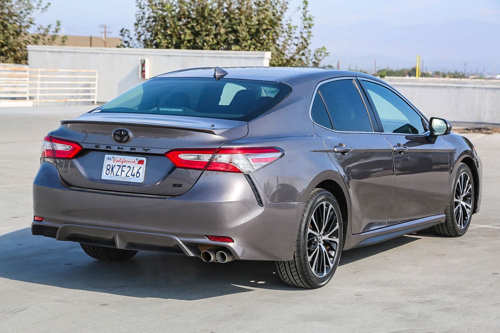 Used 2019 Toyota Camry SE w/ Blackout Package FWD image 5