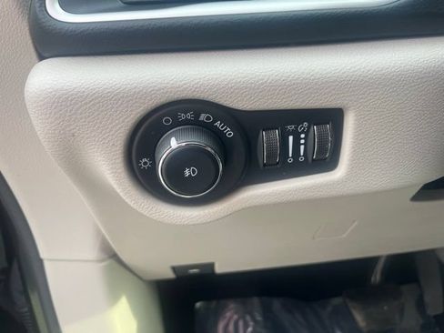 Used 2022 Chrysler Pacifica Touring-L FWD image 22