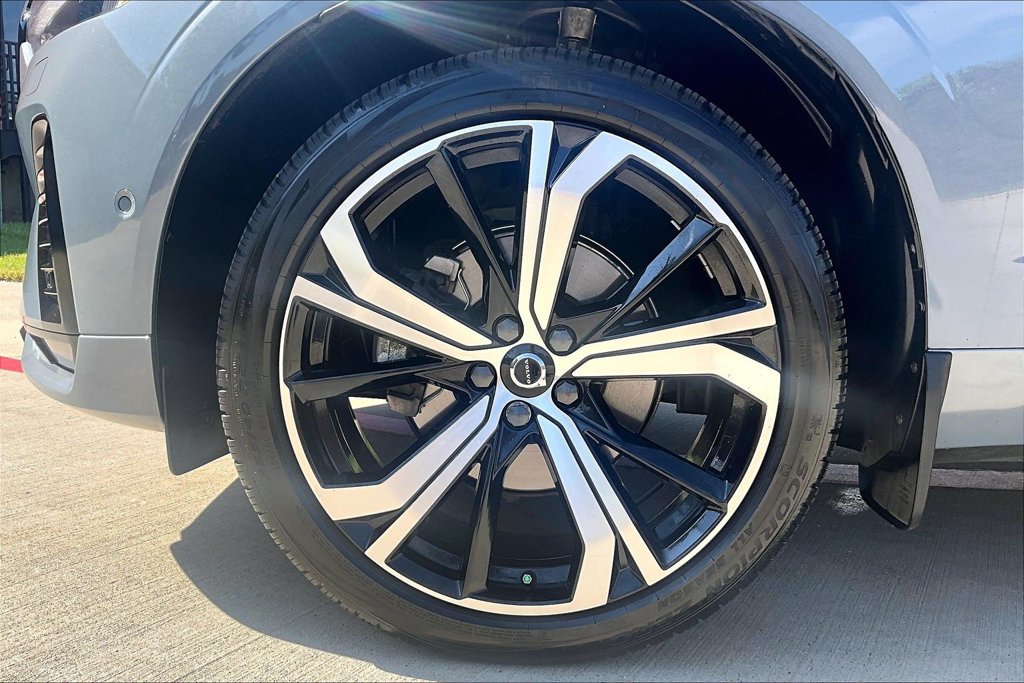 Used 2024 Volvo XC60 B5 Ultimate AWD/4WD image 11