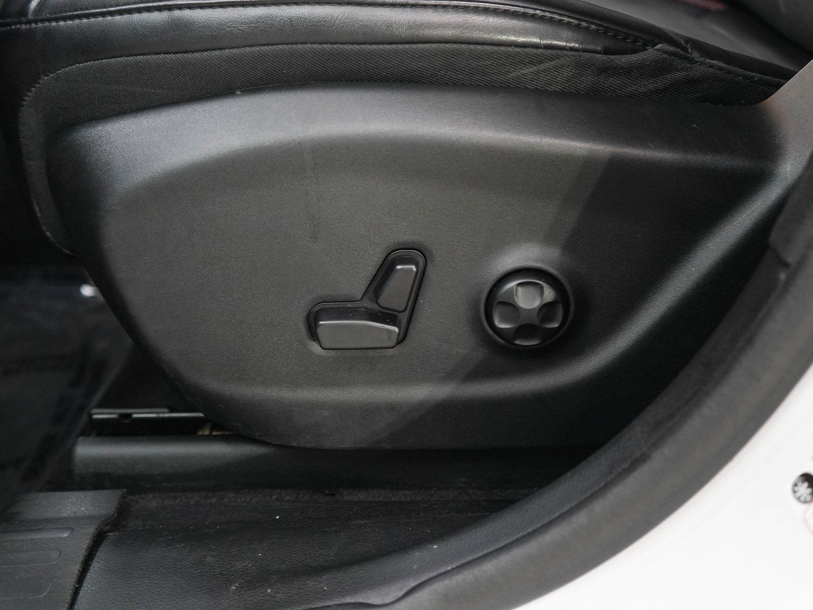 Used 2019 Jeep Cherokee Trailhawk w/ Cold Weather Group AWD/4WD image 26